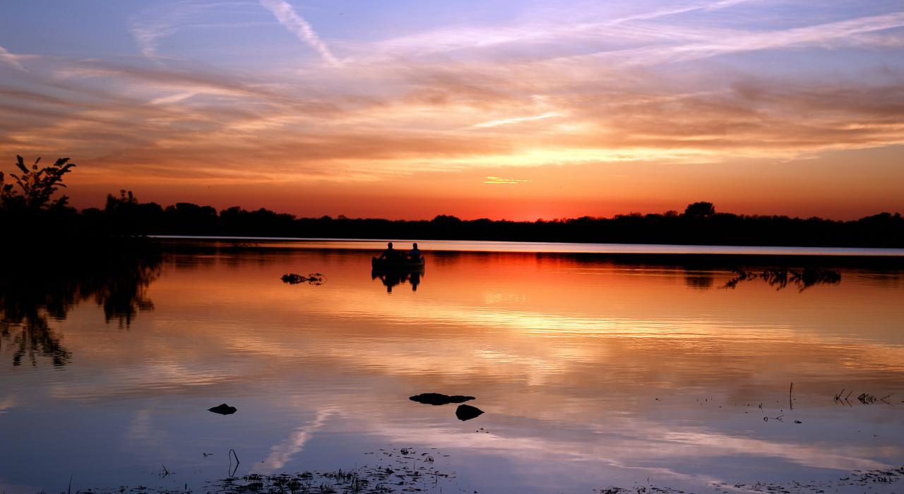 日落时分，在天空余晖下外出钓鱼