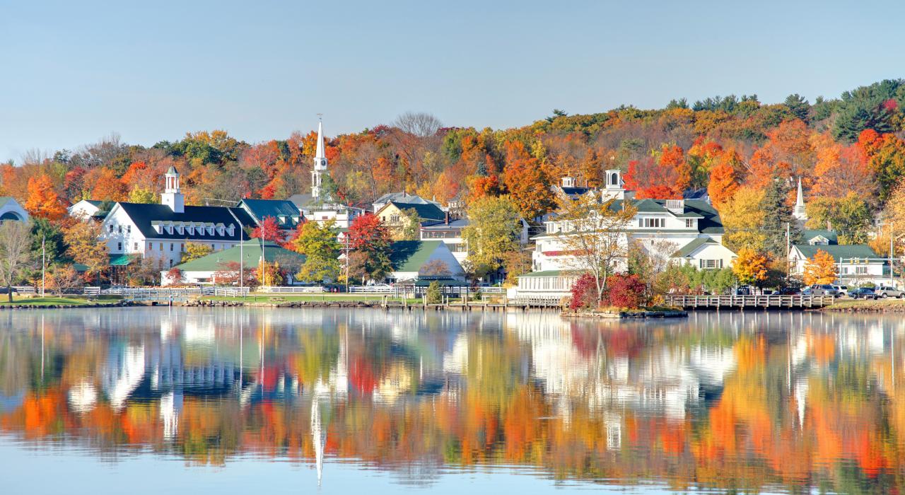 梅勒迪斯的湖水中倒映的秋叶颜色