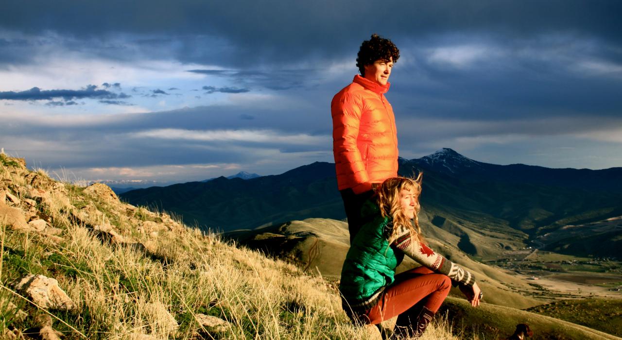 在暮光中俯瞰山谷美景