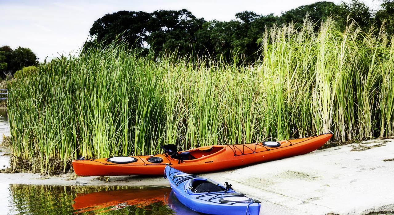 将皮划艇停在防波堤内休息一会儿