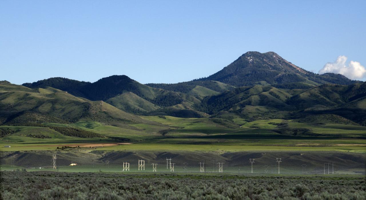 宁静山野之上是一片明净的天空