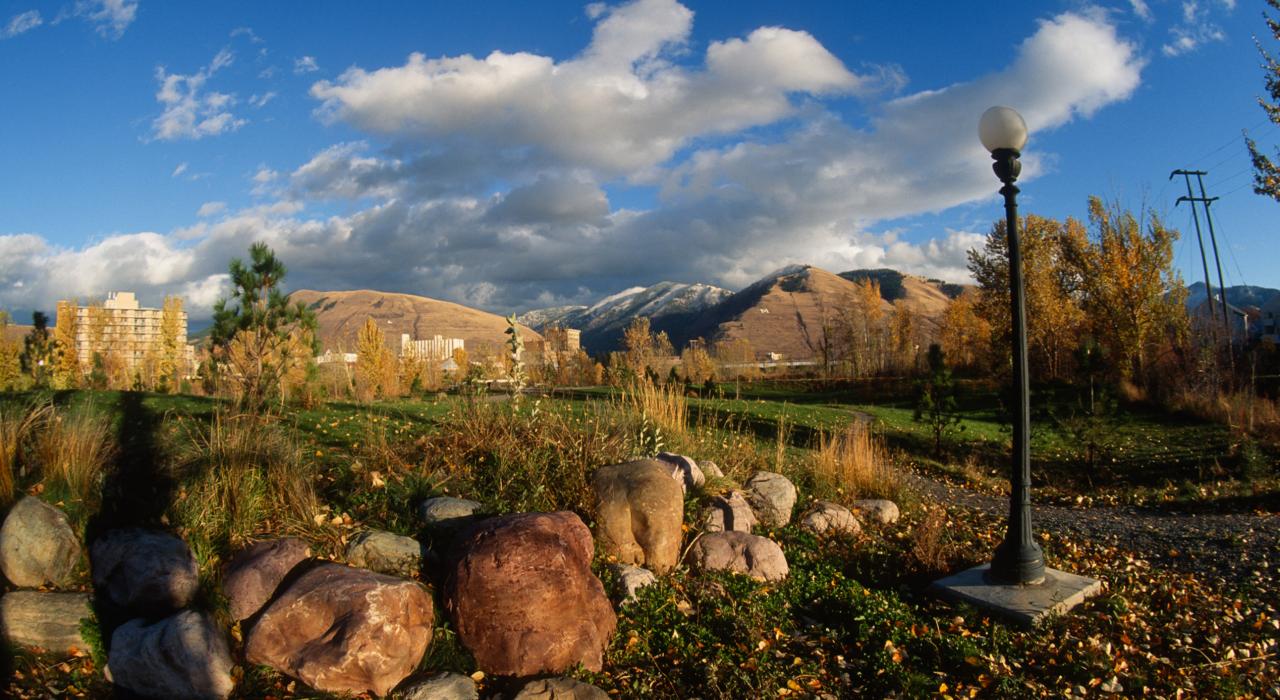 Senderos otoñales en Caras Park junto al Clark Fork River