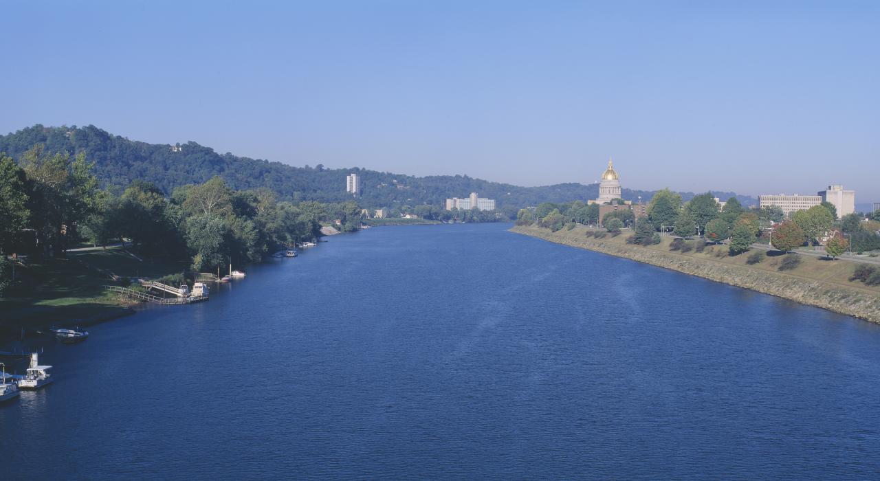 贯穿城市的卡诺瓦河的景色