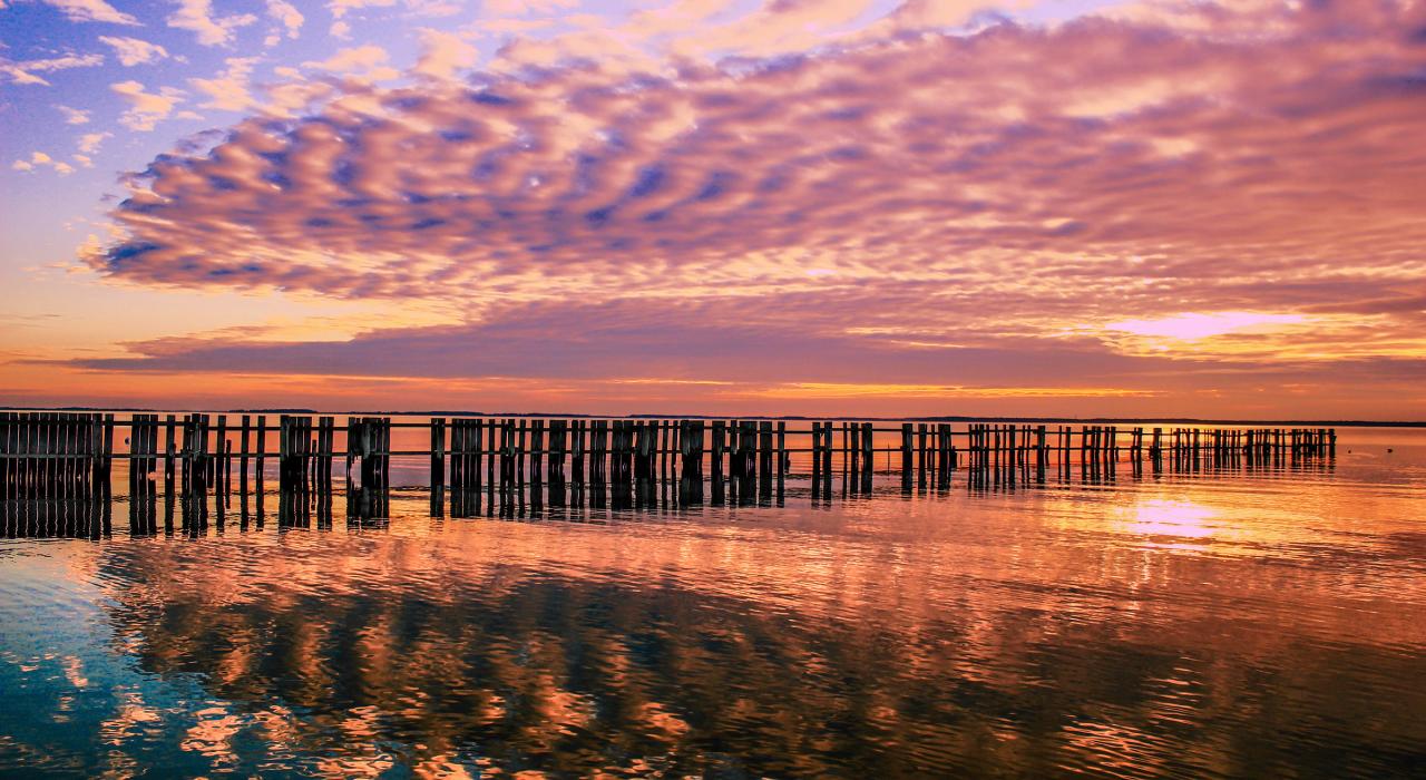 深秋傍晚倒映在水面上的霞光