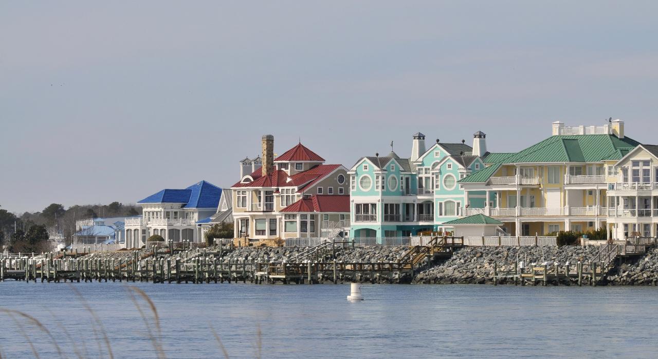 Sinepuxent Bay 湾的海岸上各种海滨豪宅林立