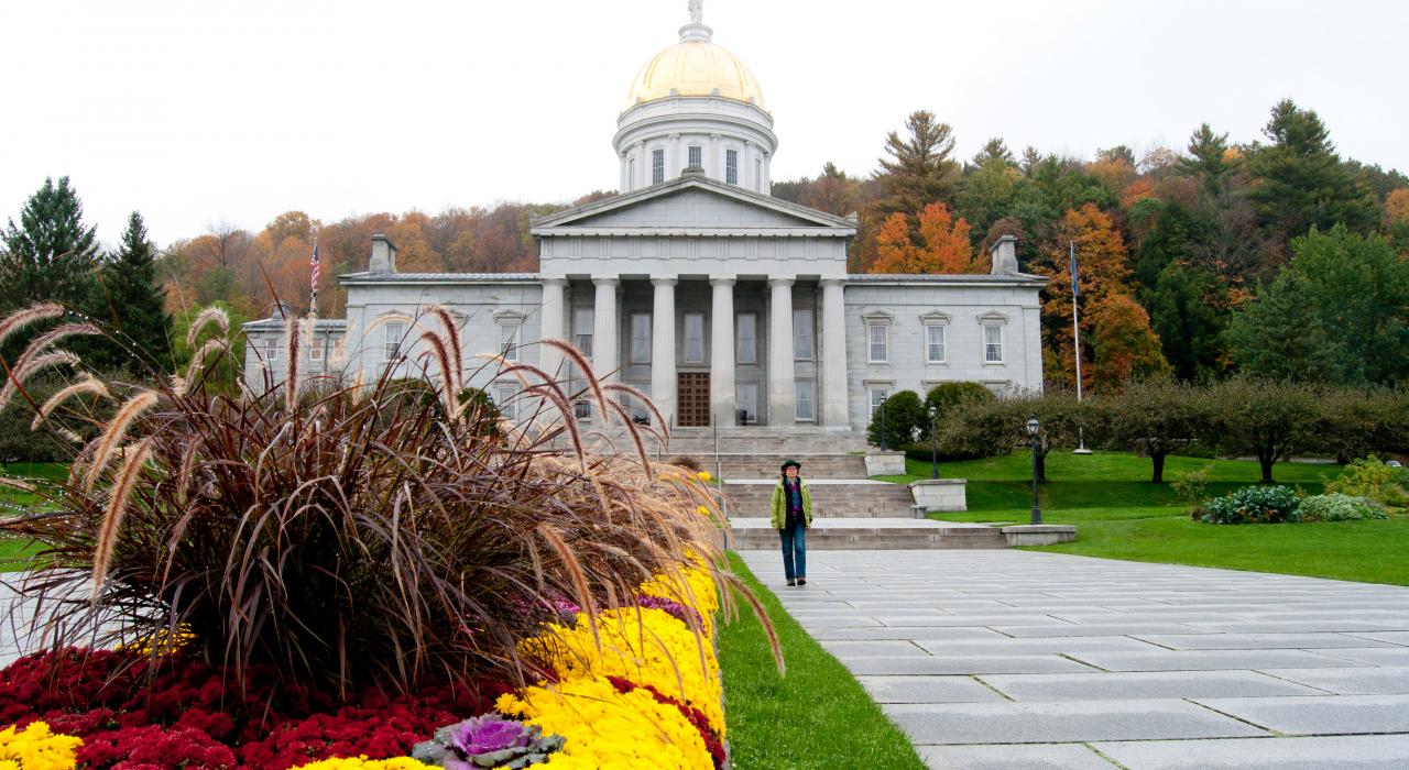 在佛蒙特州议会大厦前漫步