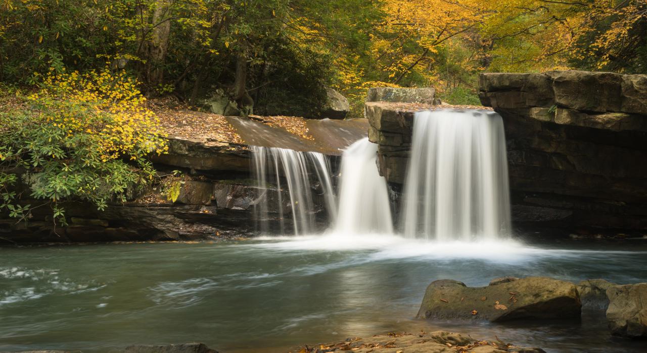 顺着岩石汇入 Deckers Creek 溪的山间瀑布
