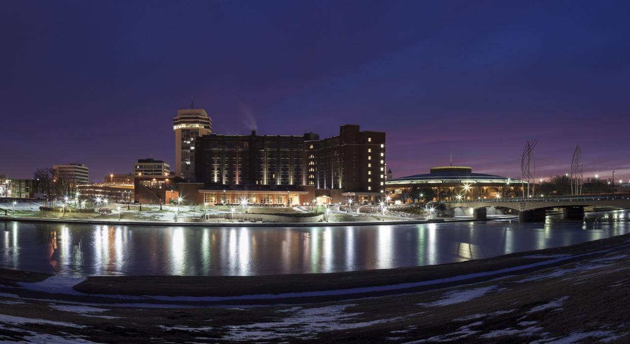 冬日清晨灯光闪烁的城市天际线