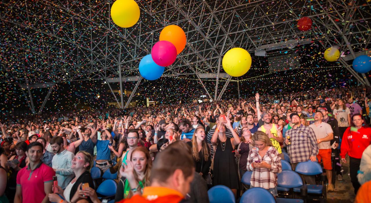 夏日音乐节上欢乐的人群