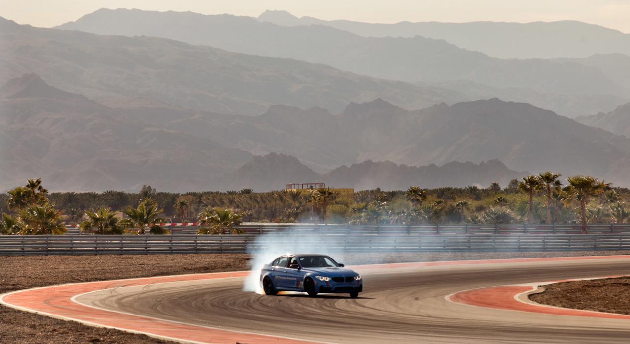 在宝马性能驾校西部校区体验精彩刺激的赛车驾驶