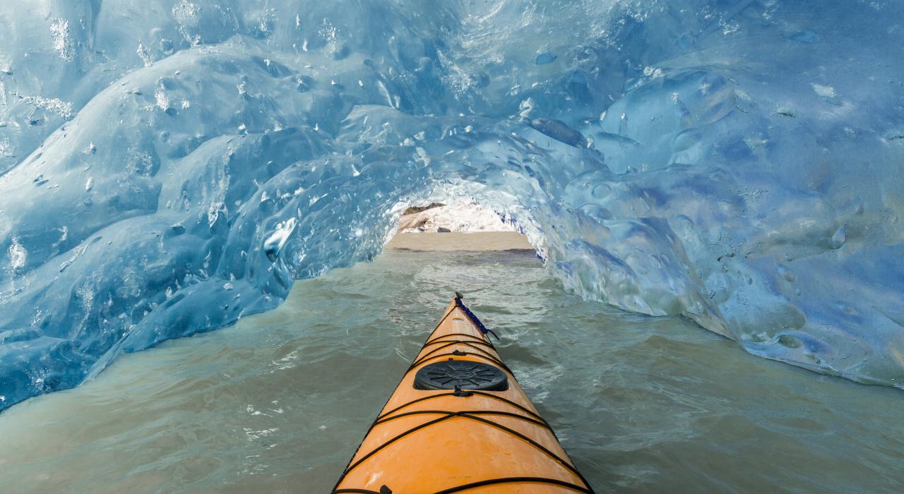 乘皮划艇穿越门登霍尔冰川湖洞穴时的梦幻美景