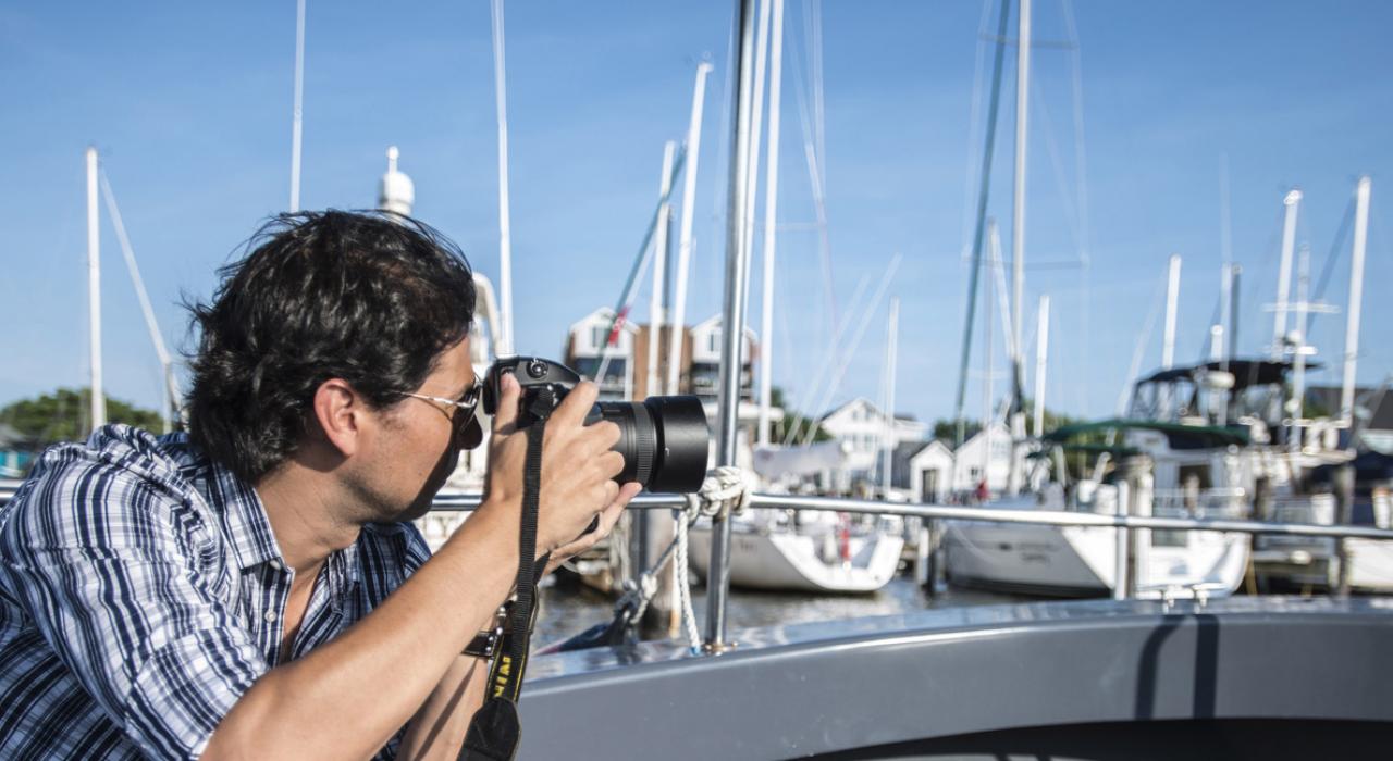 外出航海时，拍摄风景优美的海港