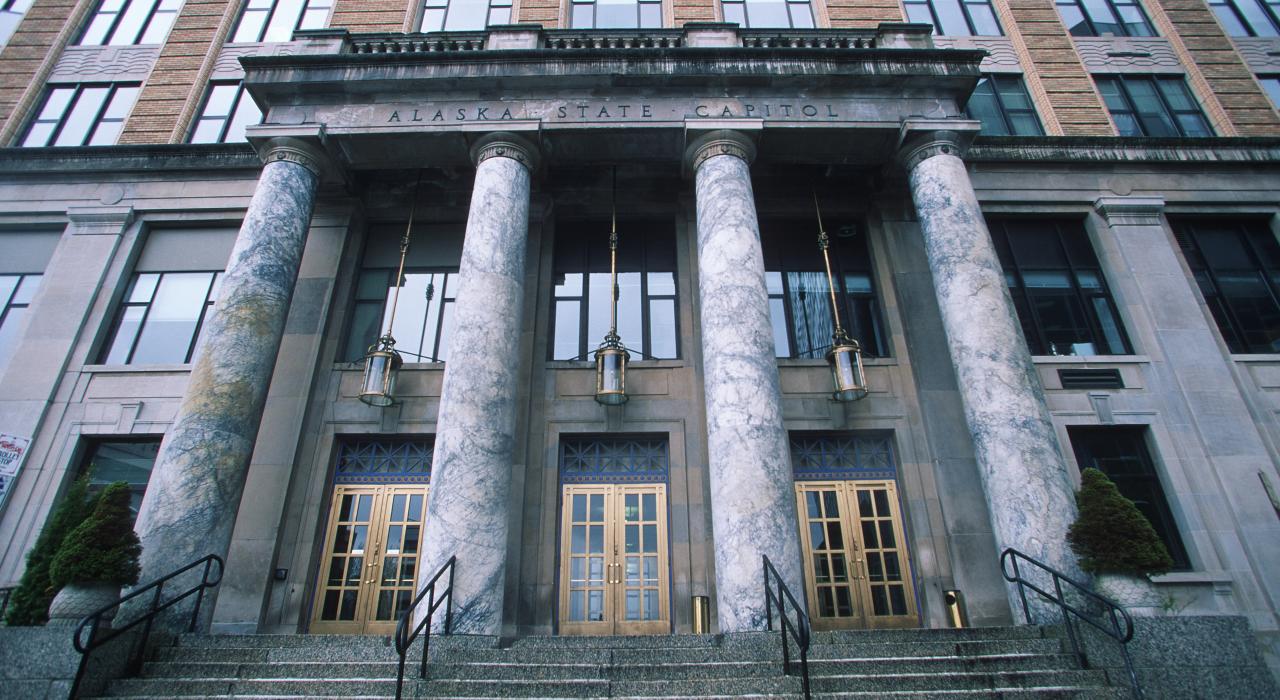 石材来自附近凯奇坎的州议会大厦大理石圆柱