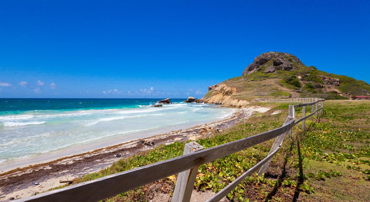 探索自然保护区海滩的海岸线