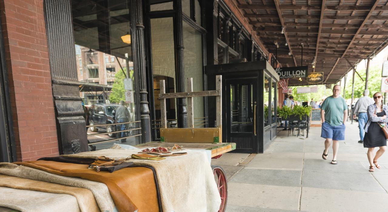 在市中心的老市场购物