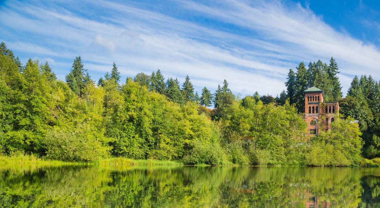 参观历史悠久但早已废弃的塔姆沃特酿酒厂
