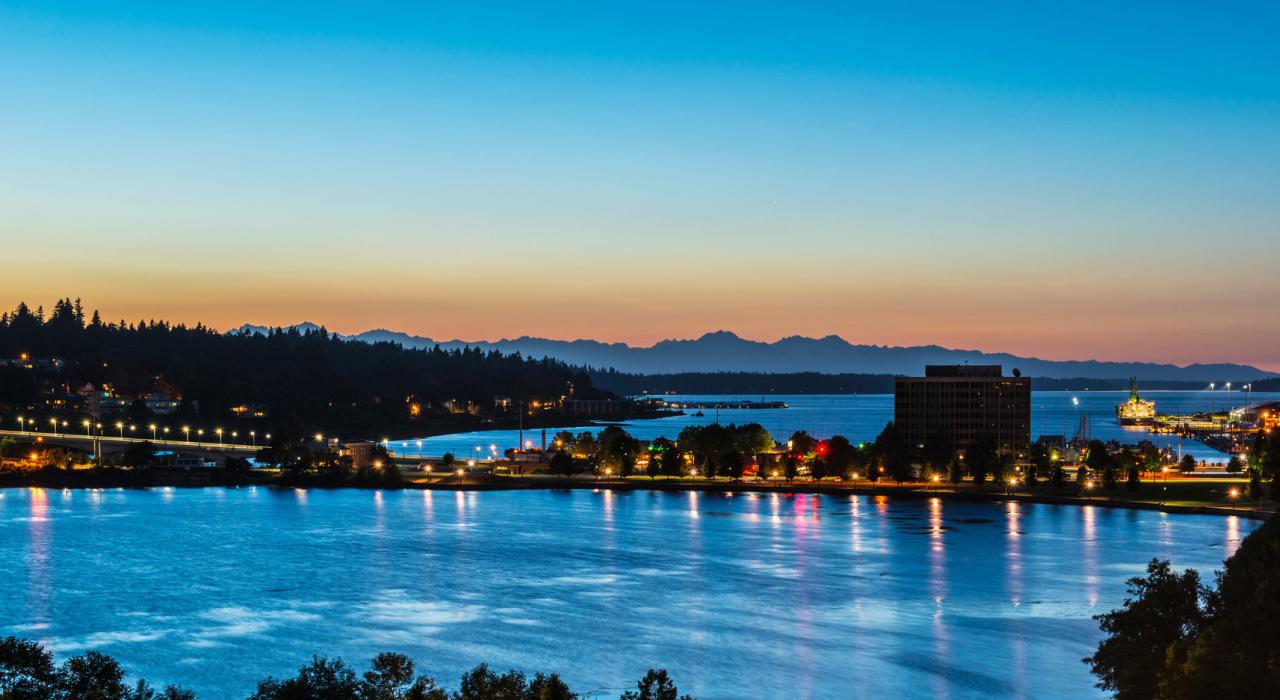 从议会山俯瞰议会湖的夕阳美景