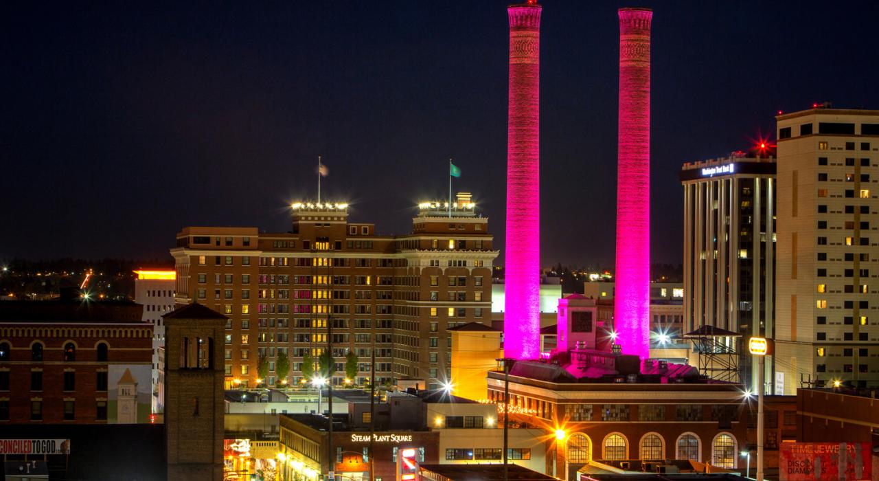 斯蒂姆普朗特广场被灯光照亮的烟囱