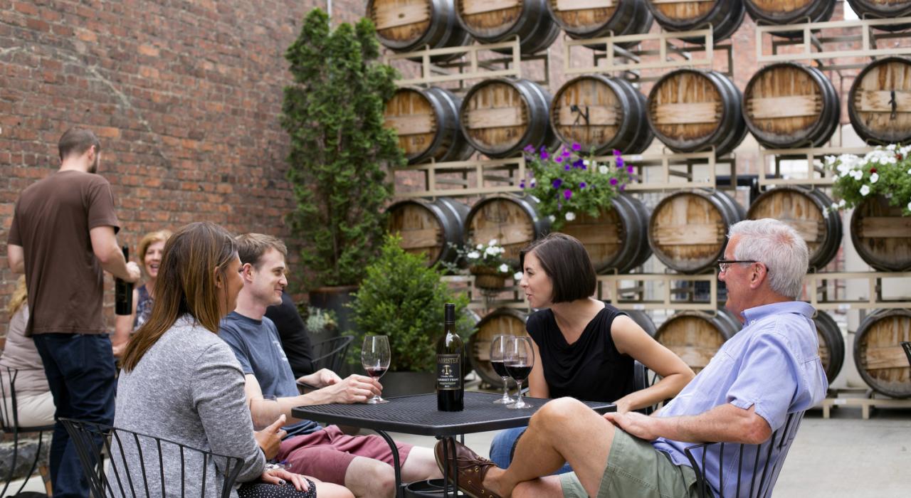 在 Barrister Winery 酒庄享受愉快的户外品酒和聊天时光