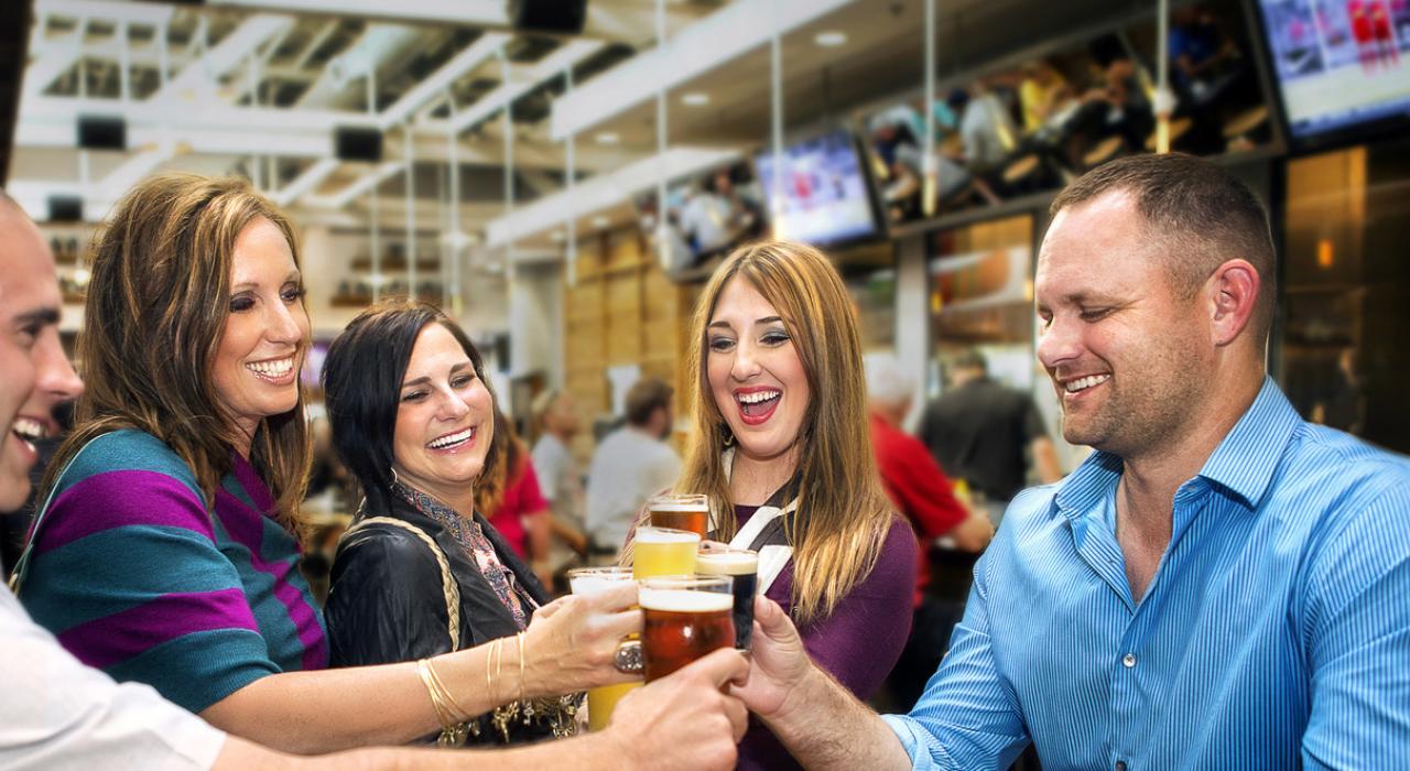 夜晚在市中心的步行啤酒厂区玩乐