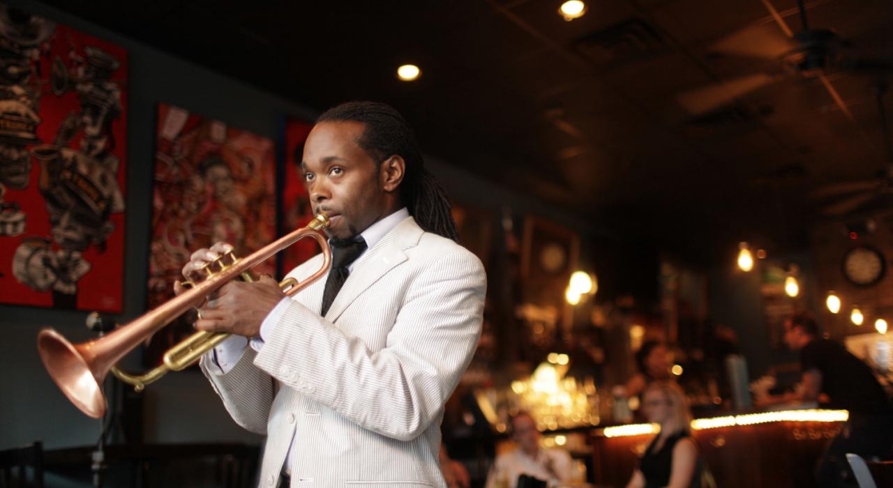 在路易斯安那州新奥尔良的法国街表演