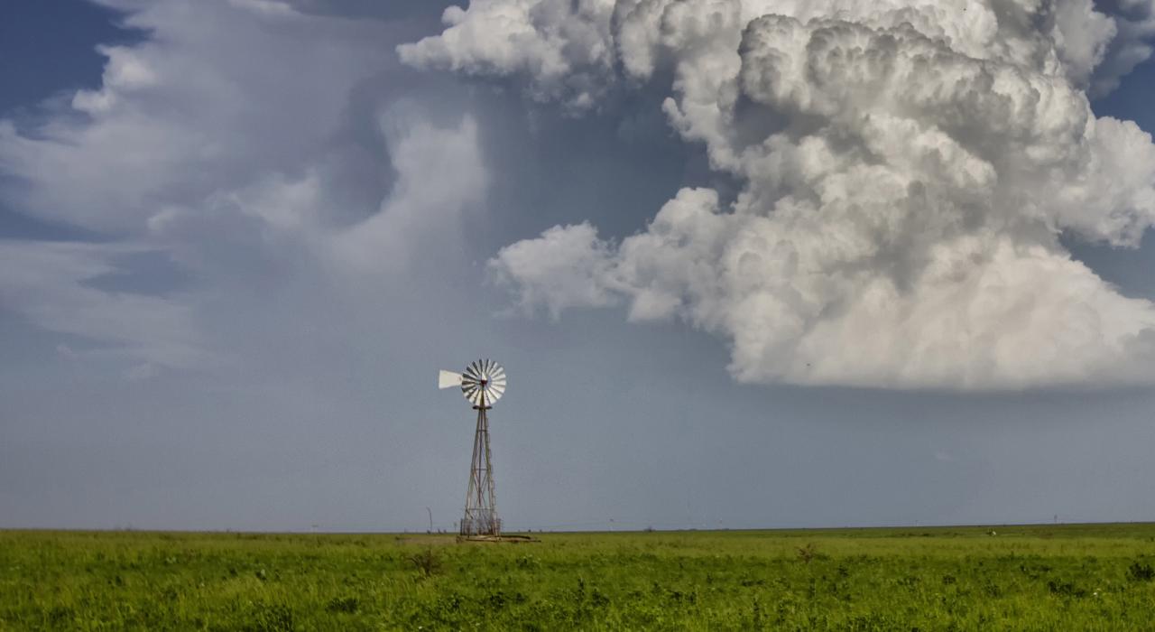 云朵飘过农场上高大的风车
