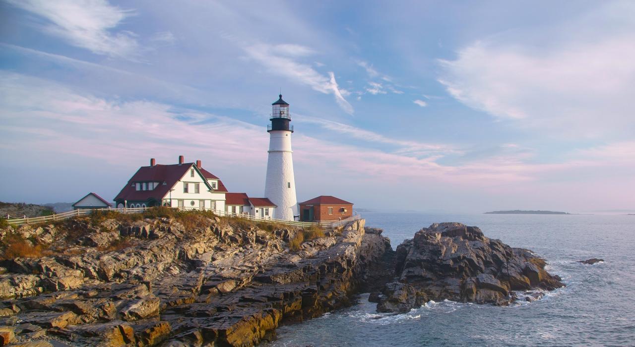 矗立在伊丽莎白角新月形海湾上的波特兰灯塔