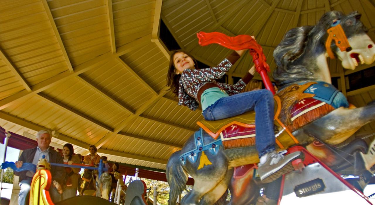 小石城动物园的阿肯色旋转木马，世界上仅存的仍可运转的 Over-the-Jumps 旋转木马