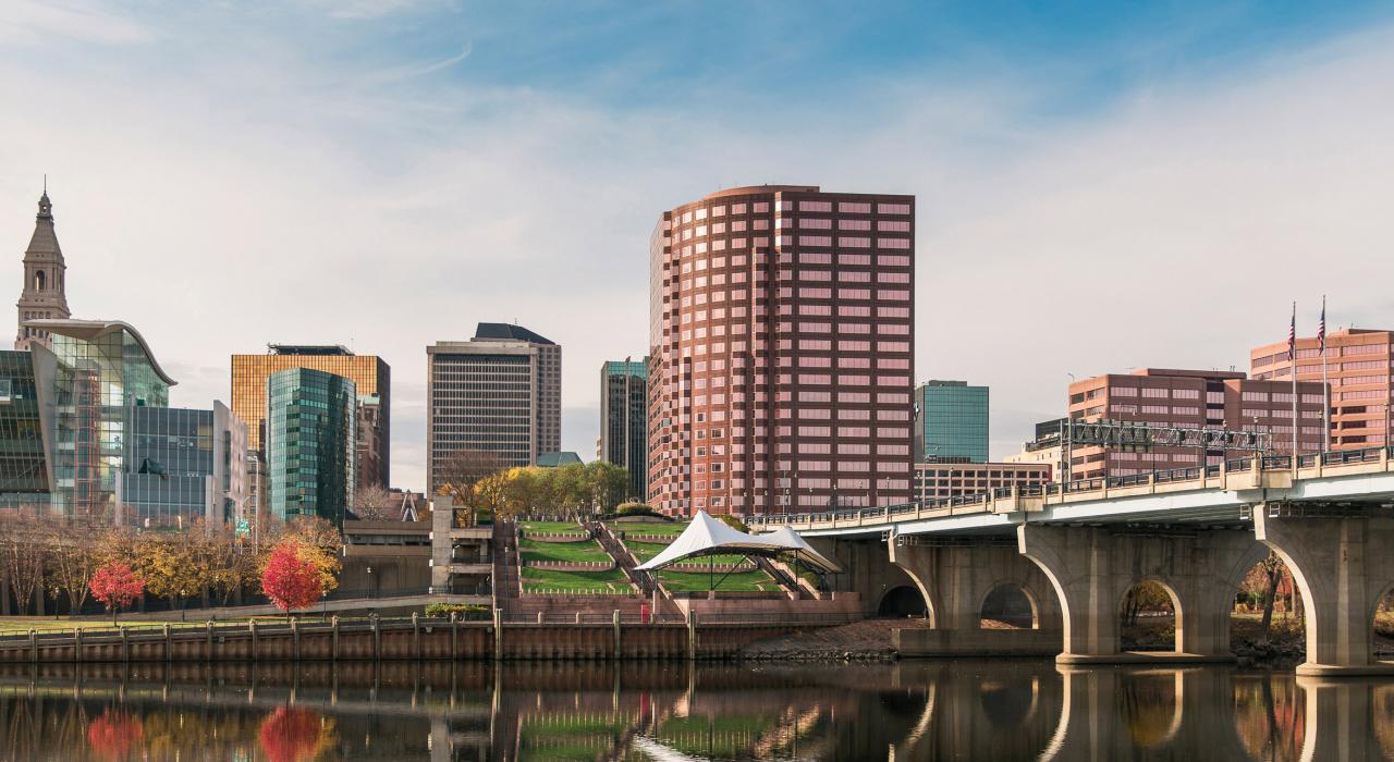 康涅狄格河沿岸的州府天际线景观