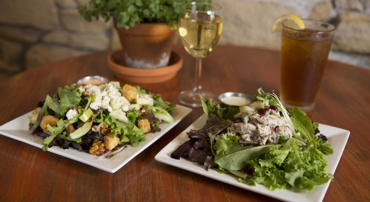 Salades fraîches, cultivées localement