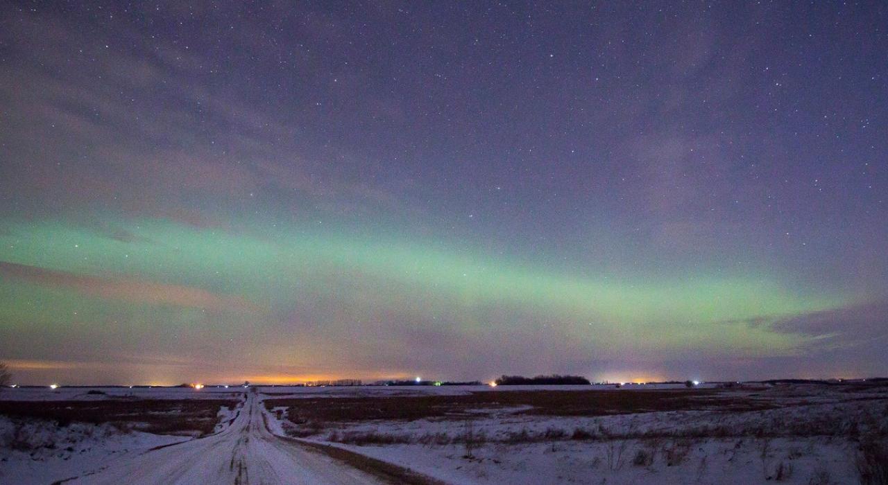 北极光照亮冬日夜空