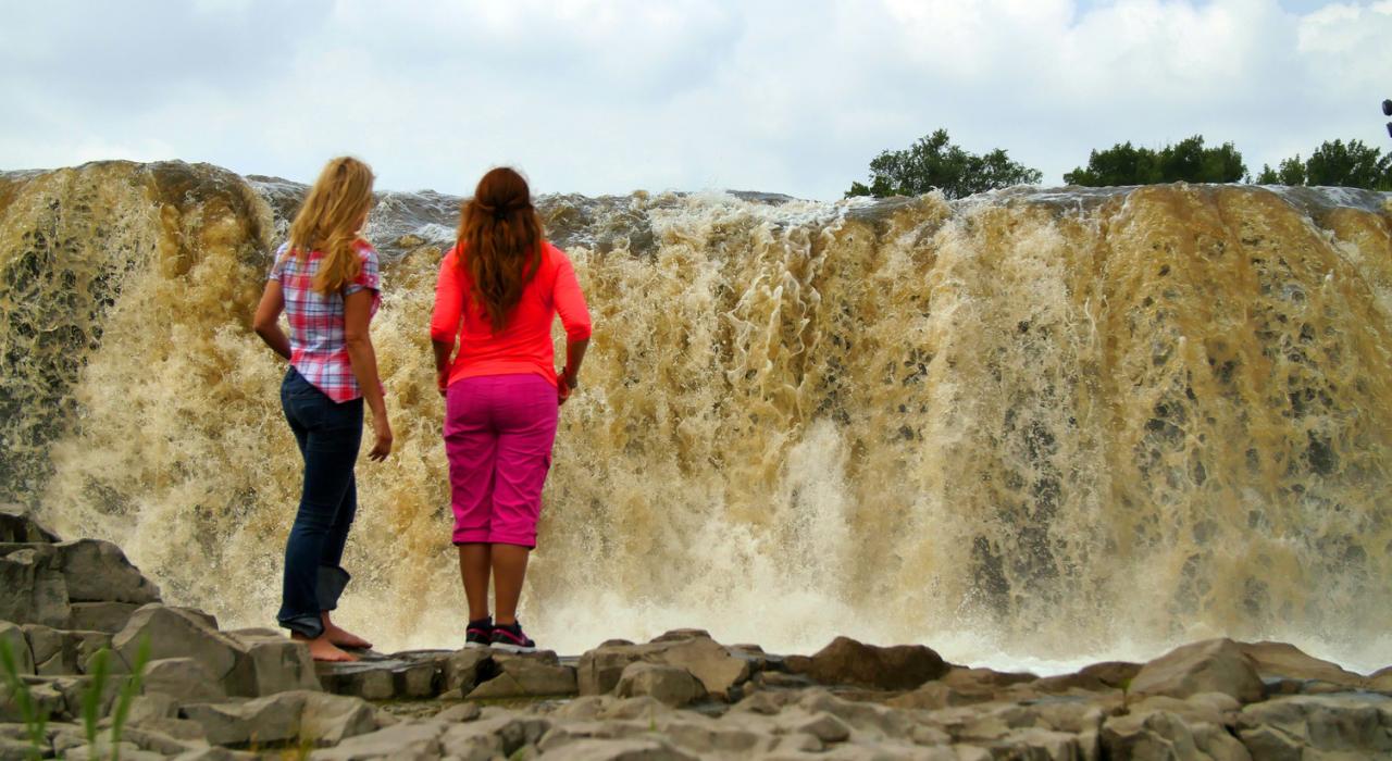 Mighty waterfalls in Falls Park in Sioux Falls, South Dakota