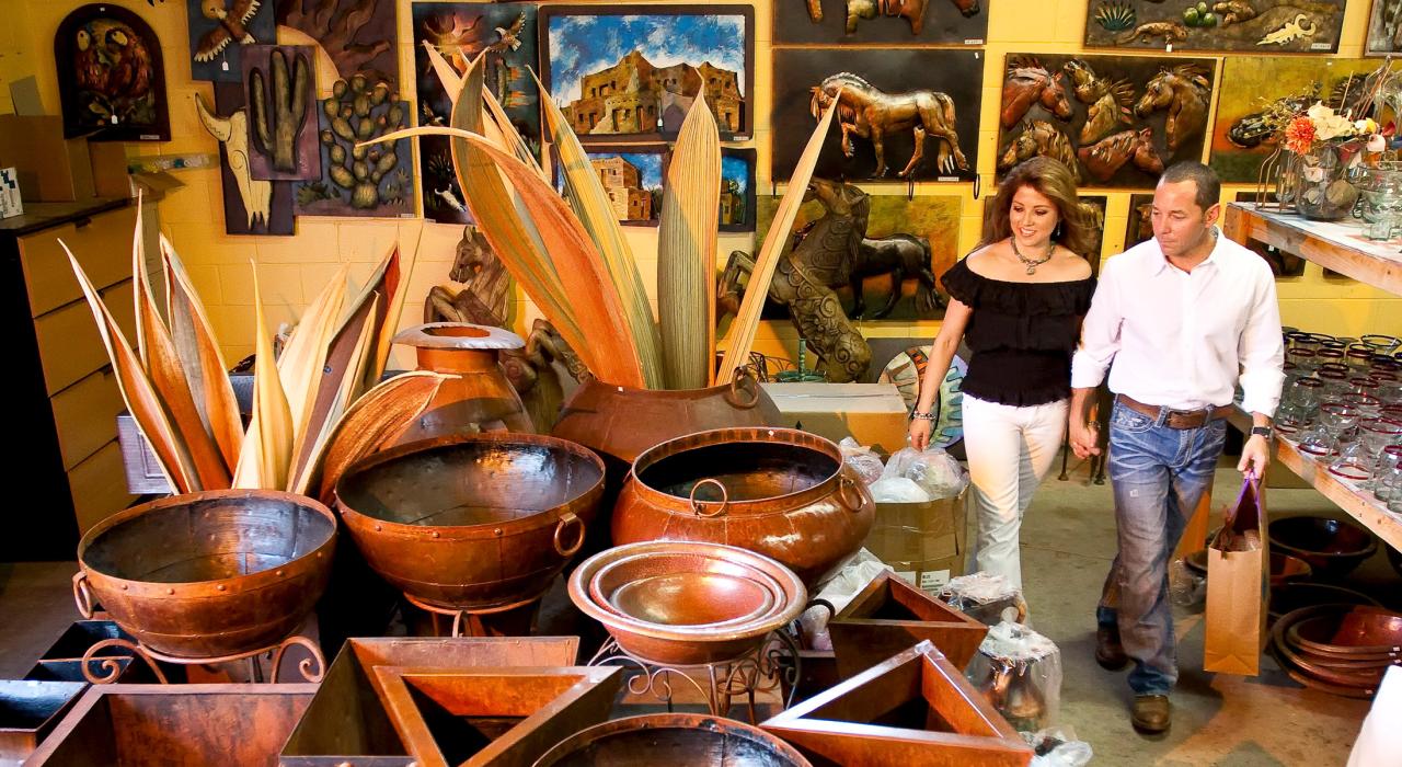 ランチョ・バーナード・ビレッジ・ショッピング・センターの店先に並ぶ陶芸品、絵画、手工芸品など