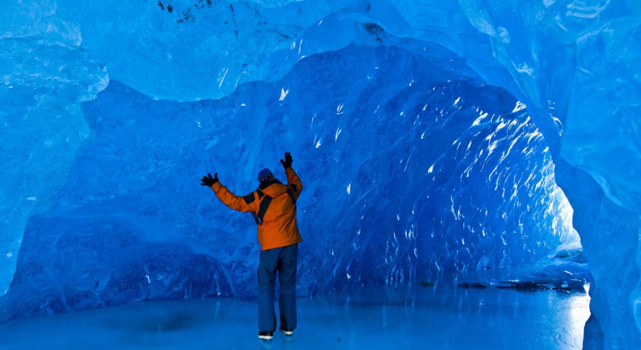 探索门登霍尔冰川湖的壮丽冰穴