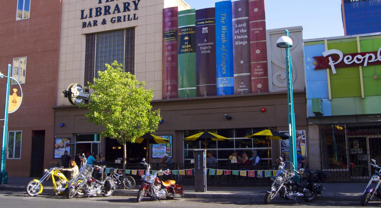 市中心 66 号公路的现代街景