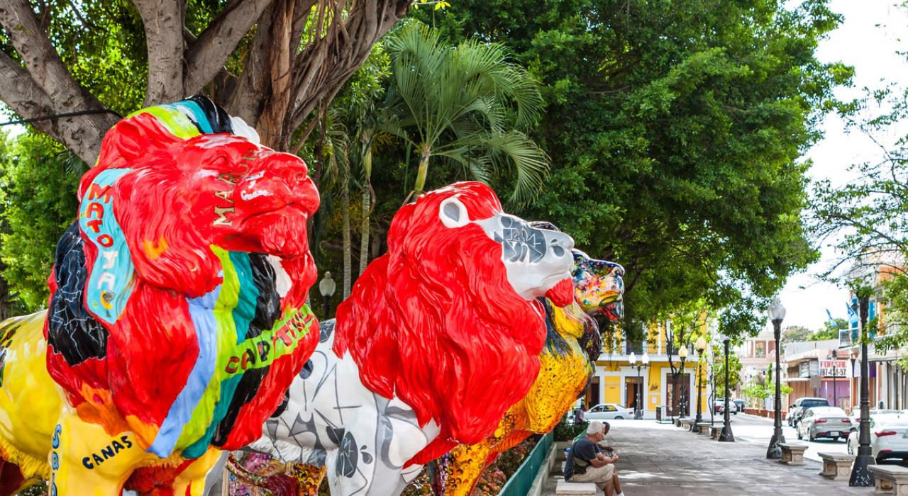 Plaza Las Delicias 广场展示色彩缤纷的狮子雕像