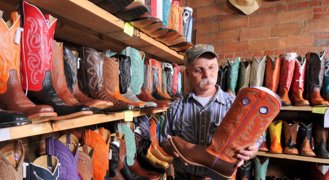 在畜栏市的鞋靴店里欣赏牛仔靴