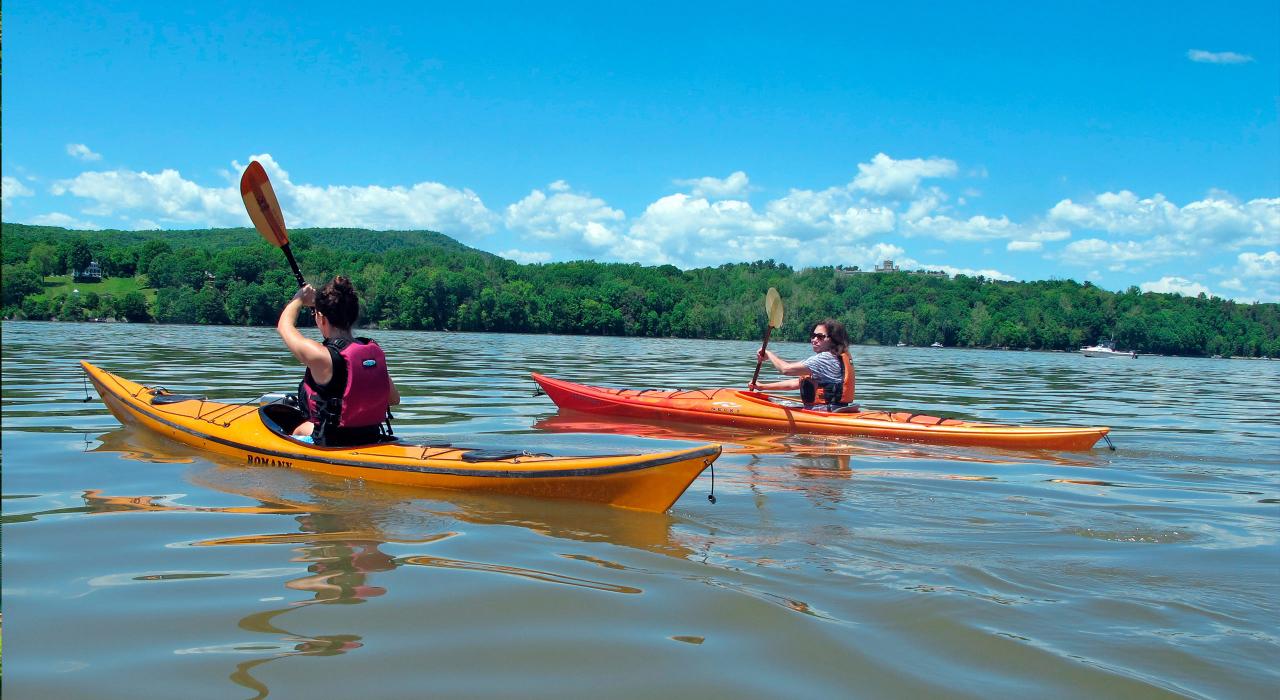 在碧空下的米尔斯诺里州立公园划皮划艇