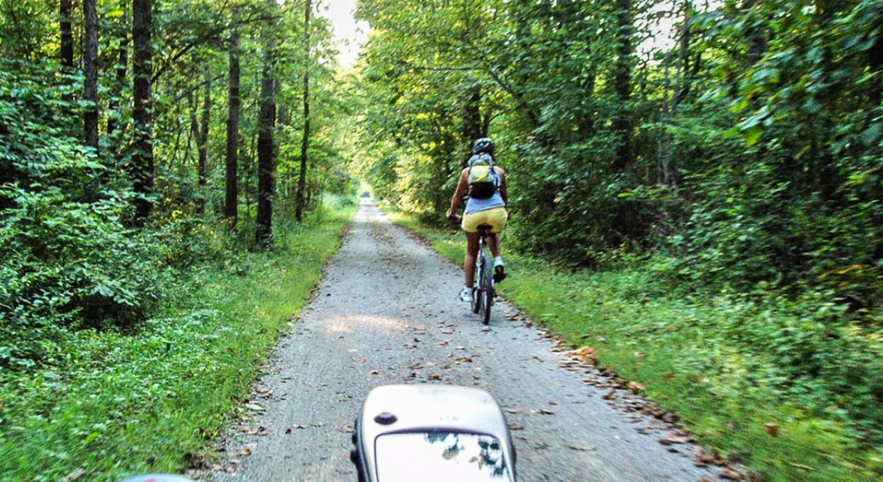 沿着多用途河谷小径快速下坡