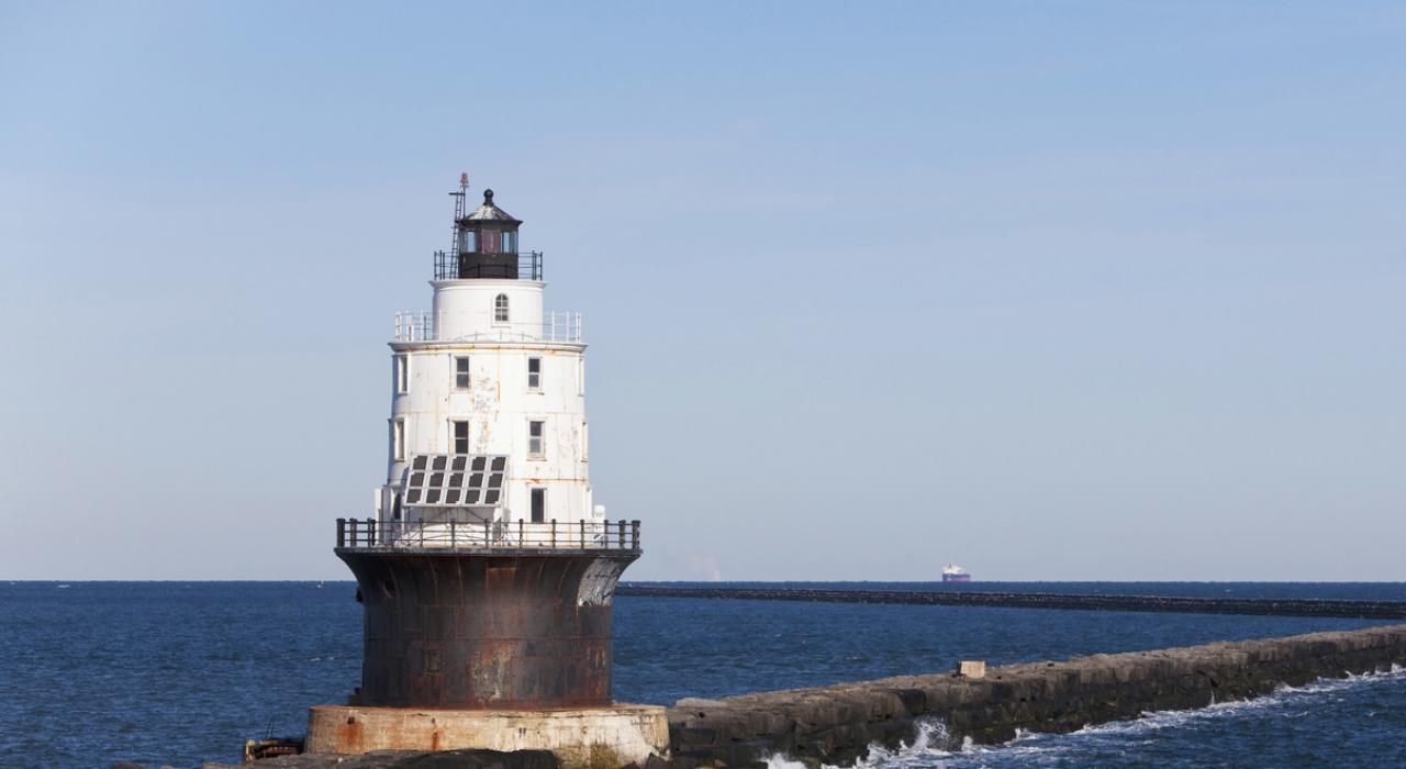 位于刘易斯海岸边特拉华湾的避难港灯塔
