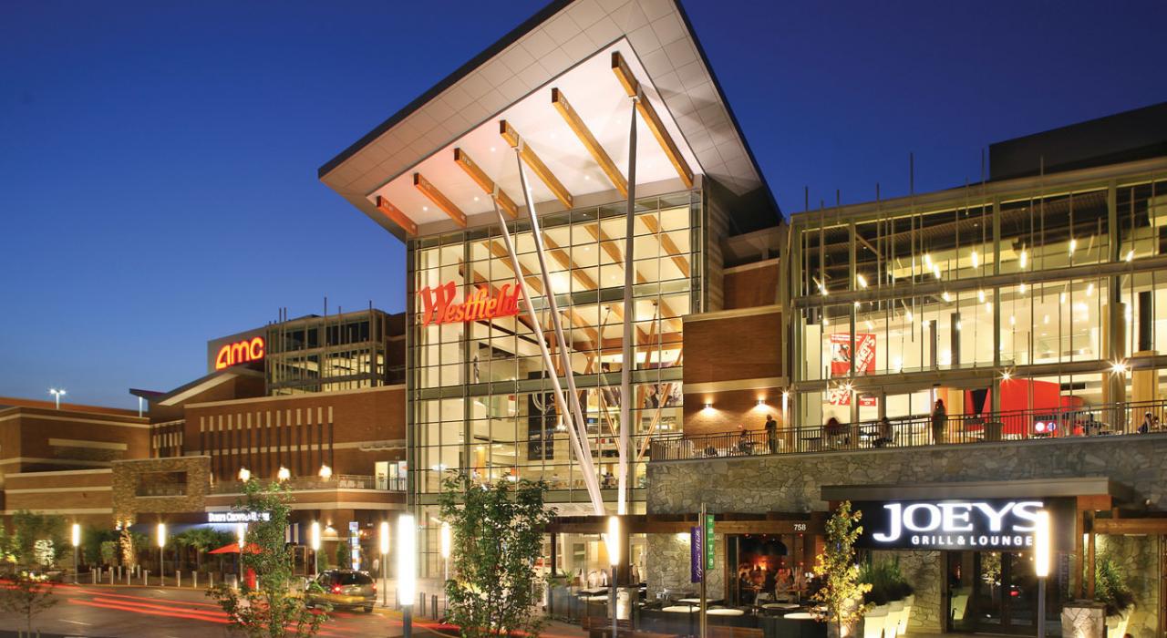 Westfield Southcenter 购物中心静候夜间购物者的到来