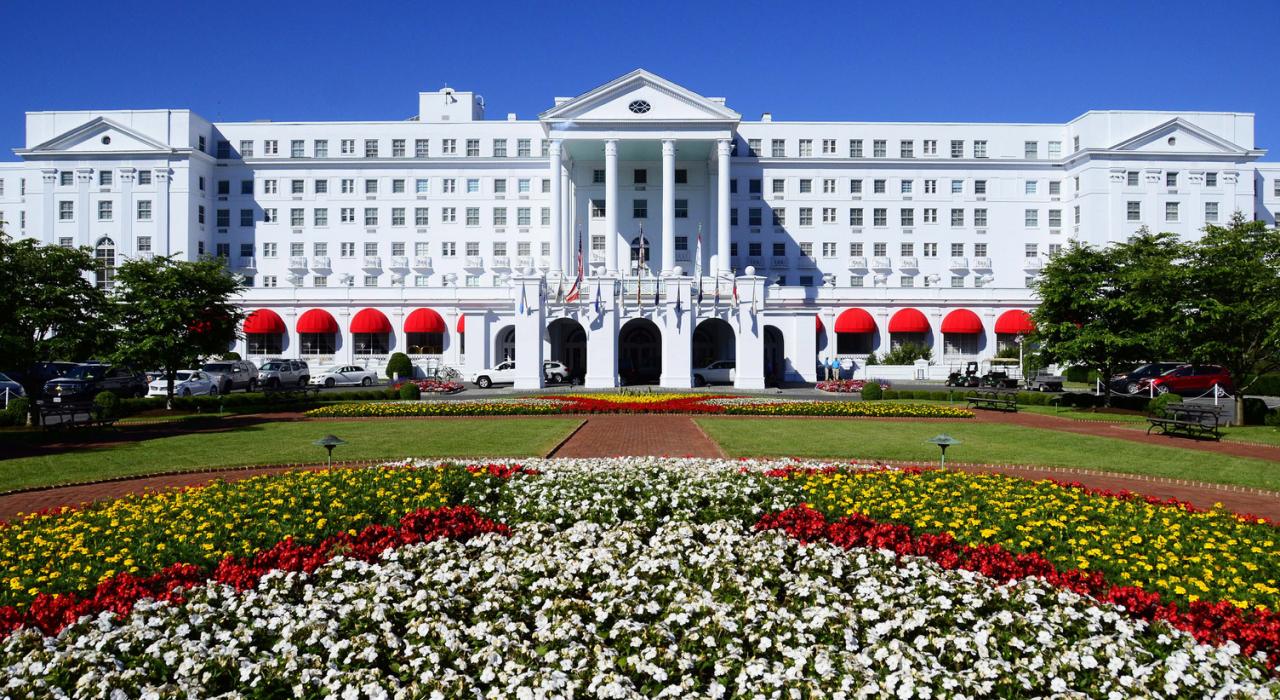 西弗吉尼亚州白硫磺泉镇绿蔷薇度假村美轮美奂的建筑外观和外部景观