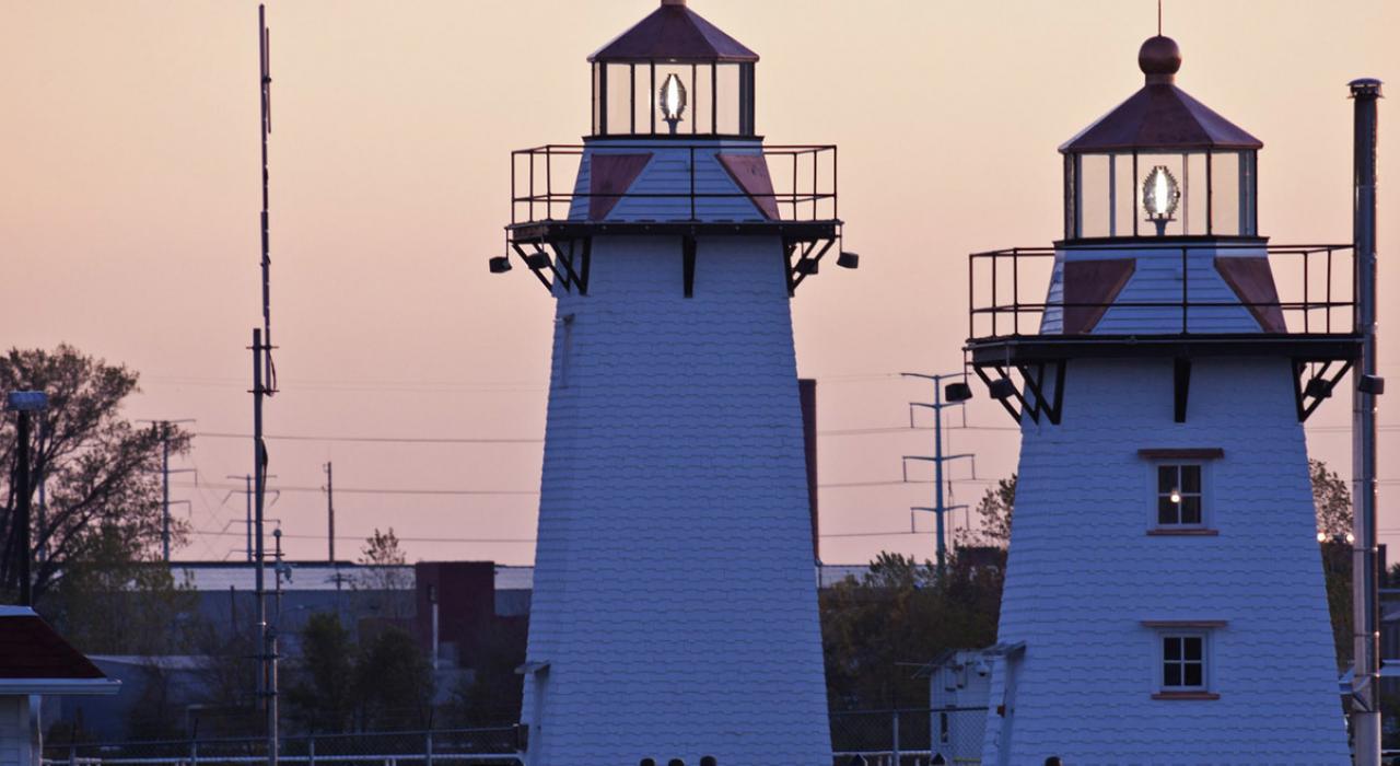 福克斯河与绿湾交汇处的草地岛导航灯