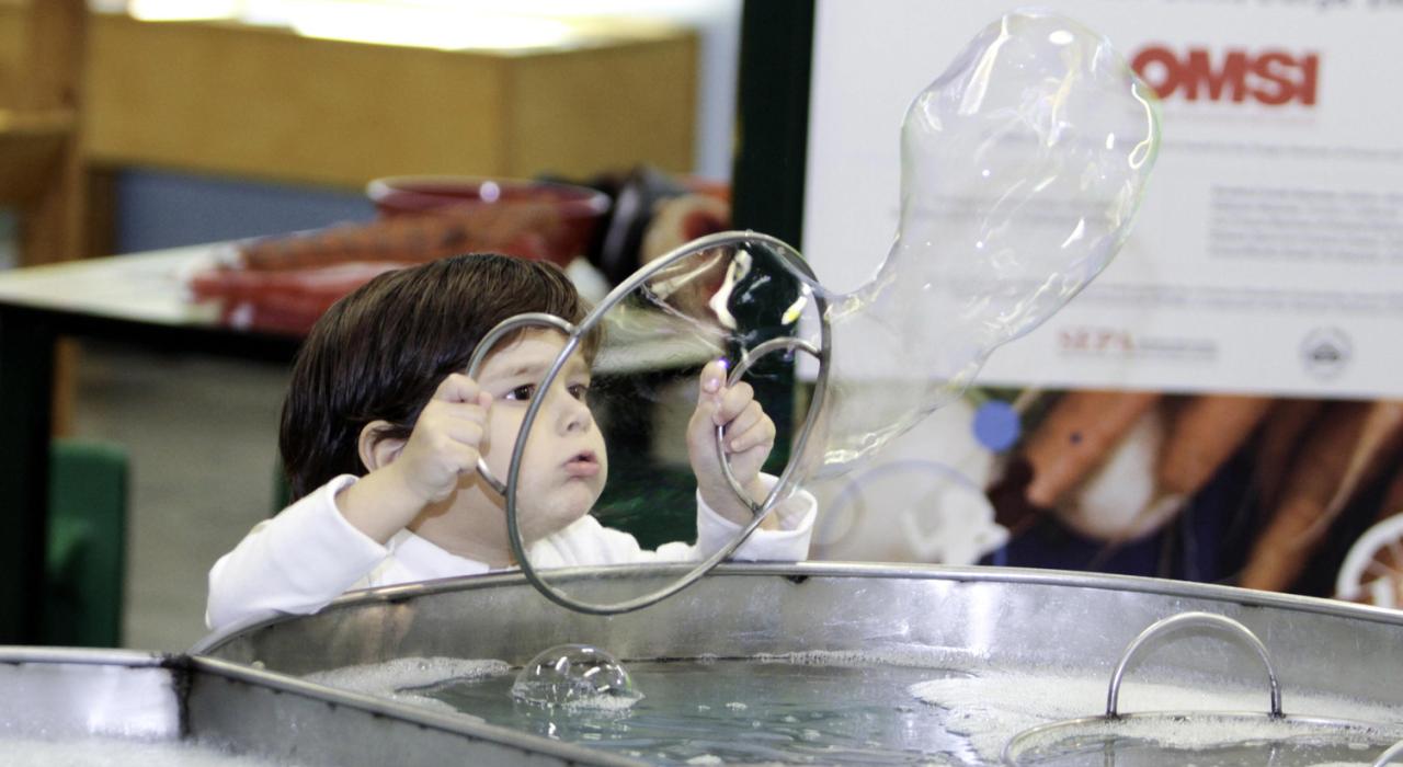 イマジナリウム・オブ・サウス・テキサスでシャボン玉の吹き方のレッスン