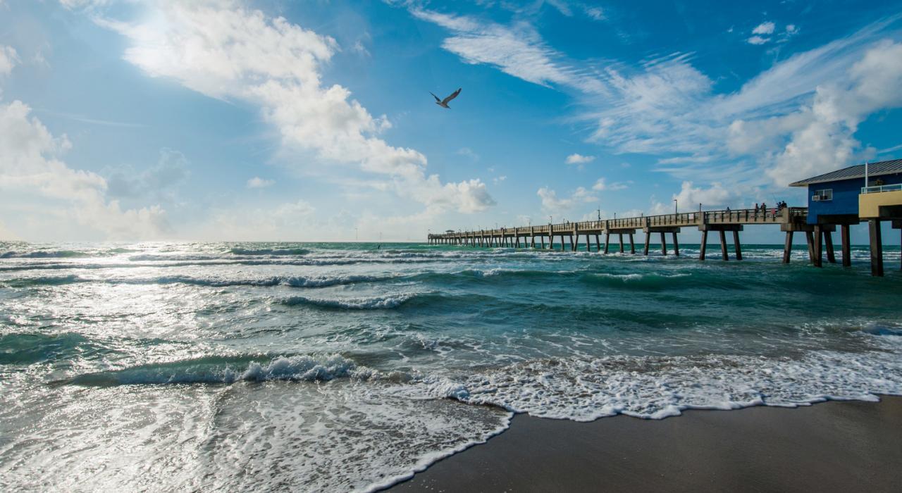 蔚蓝天空下的海滩码头