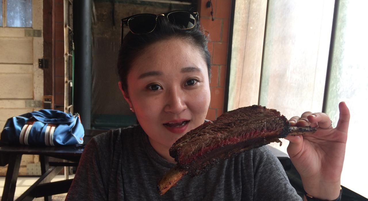 在德克萨斯州泰勒的一家餐厅品尝烧烤