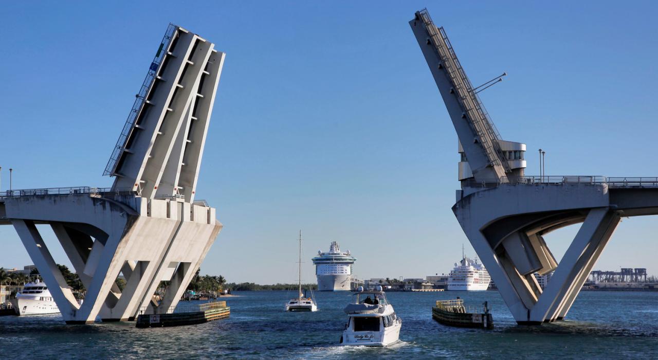 穿过 17 街桥的帆船、游艇和游轮