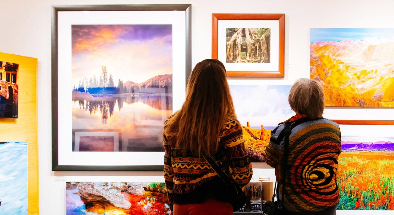 在摩押艺术街展欣赏画展