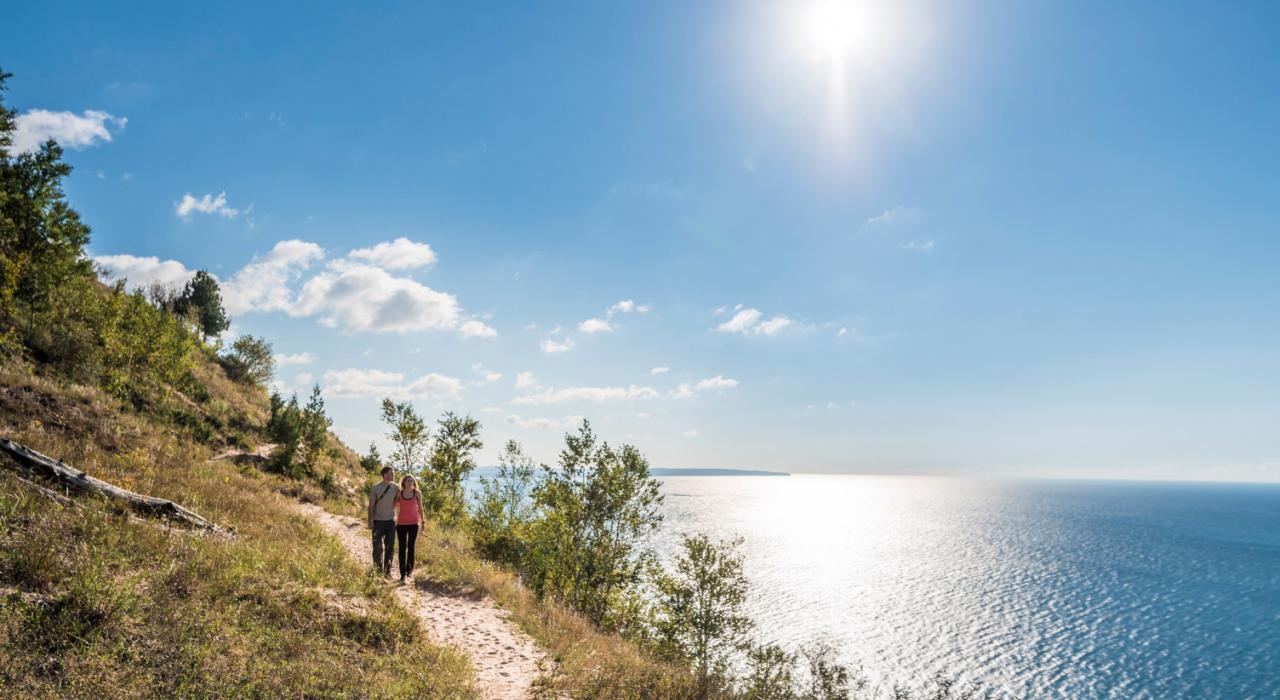 徒步穿越睡熊沙丘国家湖岸，欣赏密西根湖美景