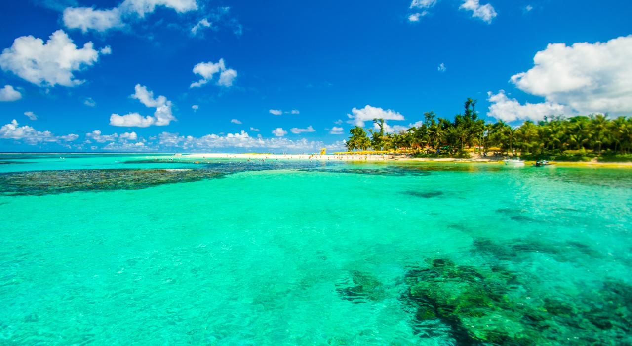 乘疾驰快艇驶向军舰岛